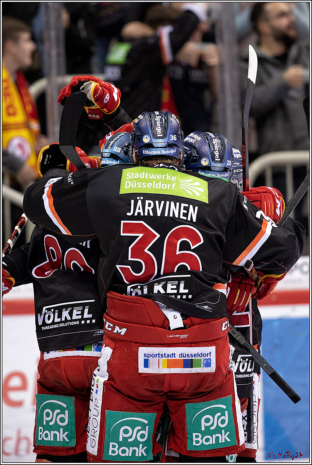 PENNY DEL Viertelfinale 4. Spiel; Duesseldorfer EG - Red Bull Muenchen; Duesseldorf, 16.04.2022